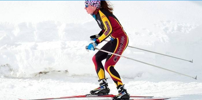 Mergaitė slidinėja