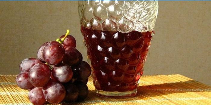 Butelis „Braga“ ir vynuogės