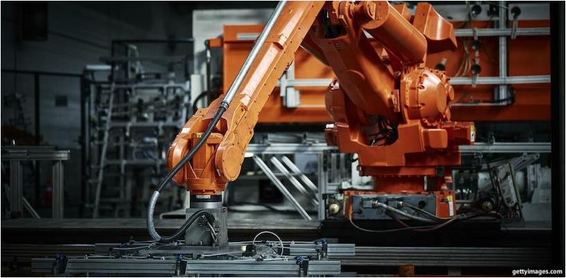 robotas metalo gamykloje