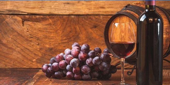 Butelis vyno ir vynuogės