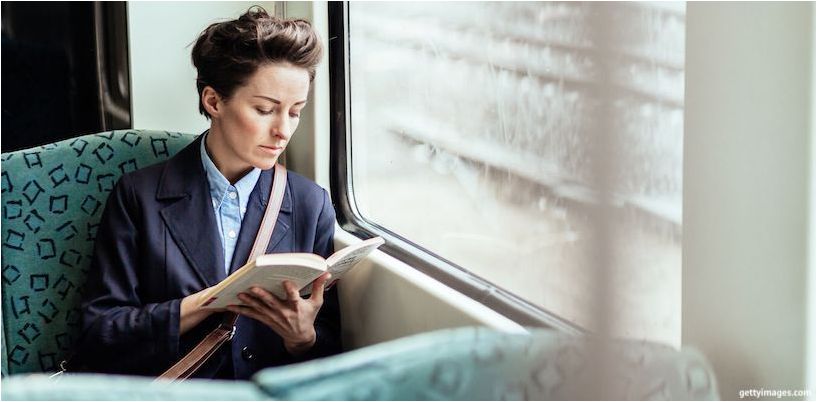 moteris skaito viešajame transporte