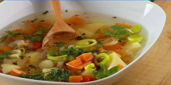Daržovių sriuba su avokadu lėkštėje