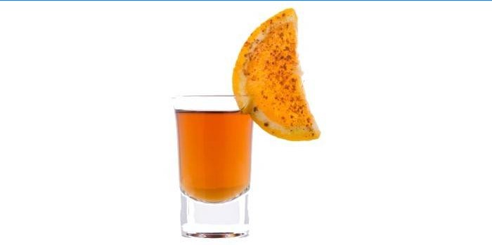 Kokteilis su romu ir apelsinų sultimis