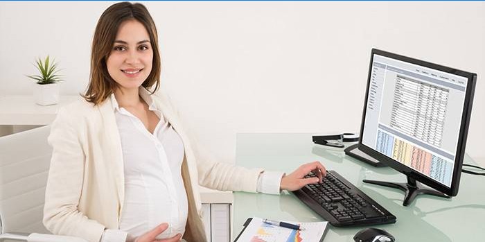 Nėščia moteris prie kompiuterio