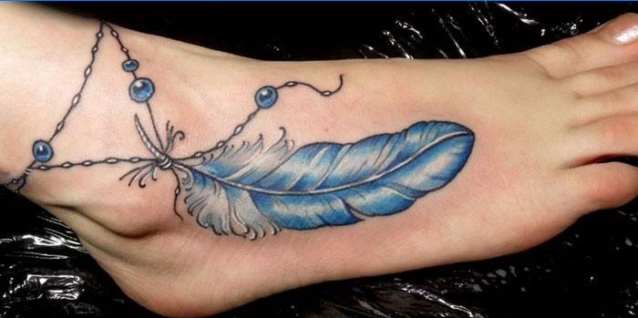 Merginos kulkšnies plunksnos tatuiruotė