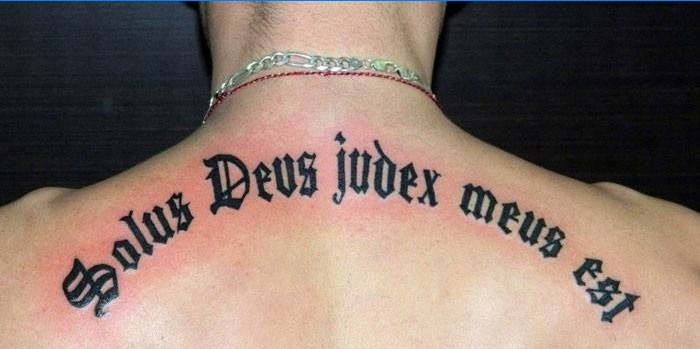 Tatuiruotė lotynų kalba: tik Dievas mane teisia