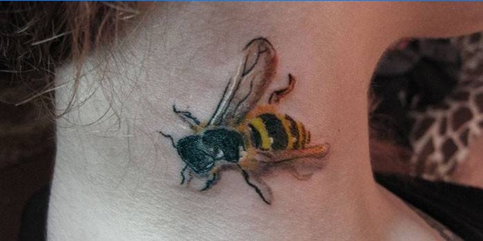 Tatuiruotė bitė ant mergaitės kaklo