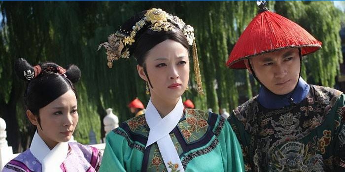Nacionalinių kinų kostiumų merginos ir vaikinas