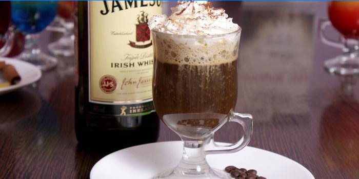Airiška kava su viskiu ir grietinėle stiklinėje