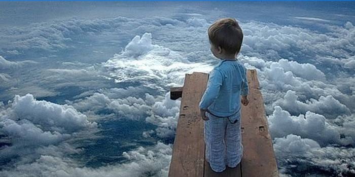 Kūdikis virš debesų