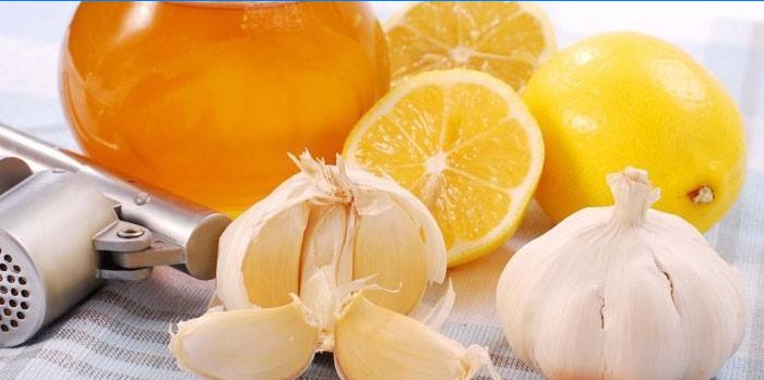 Česnakai, medus ir citrina