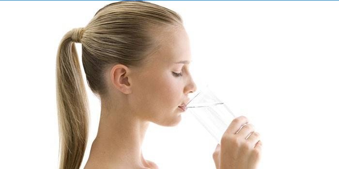 Mergaitė geria vandenį