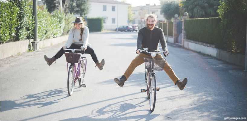 berniukas ir mergaitė ant dviračių