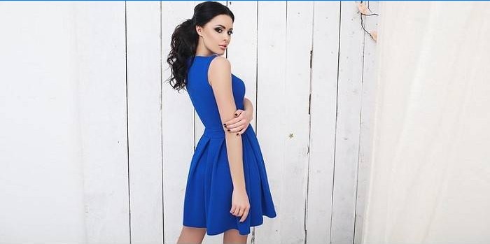 Mergaitė mėlyna suknele su pilnu sijonu