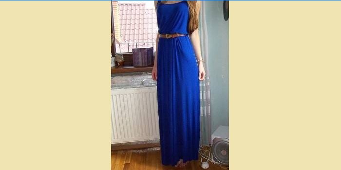 Mergaitė suknelėje ant mėlynų elektrinių mėlynų dirželių