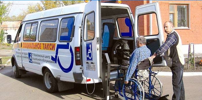 Neįgalus asmuo, įlipęs į socialinį taksi