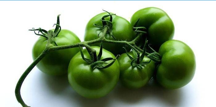 Žali pomidorai ant šakelės