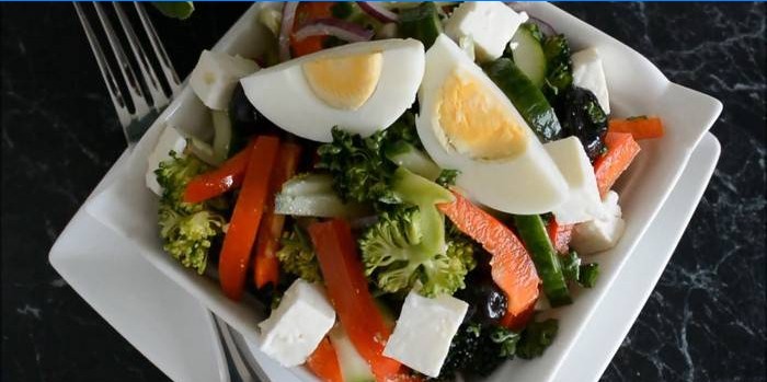 Brokolių salotų receptas