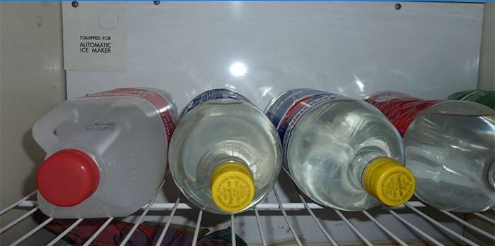 Naminės degtinės buteliai šaldytuve