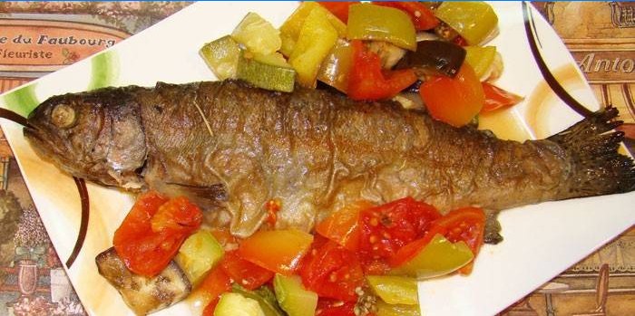 Raudona žuvis su daržovėmis