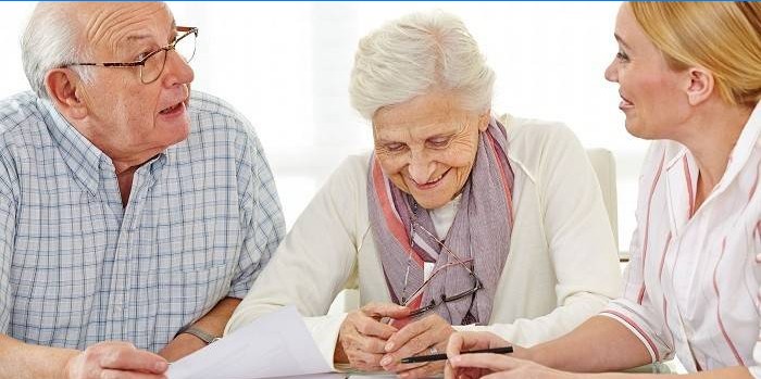 Vyresnio amžiaus pora konsultuojasi Pensijų fonde