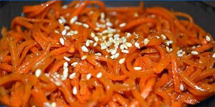Korėjietiškos morkos su sojos padažu ir sezamo sėklomis