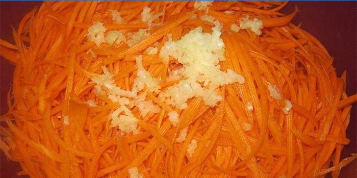 Dubenyje supjaustytas morkas ir česnaką sutarkuokite