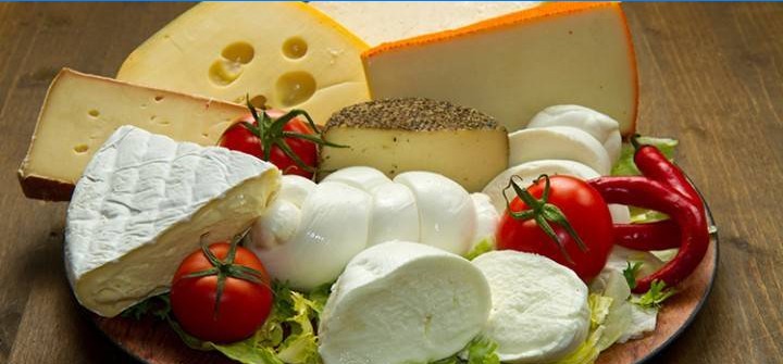 Įvairių rūšių sūris ir daržovės lėkštėje