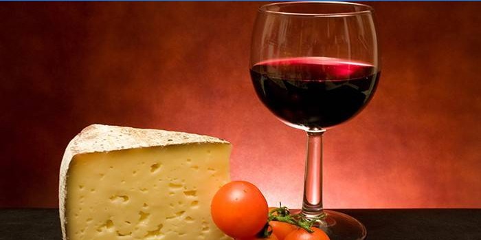 Sūris ir taurė raudono vyno