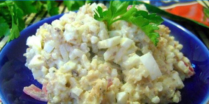 Lėkštė ryžių salotų su žuvies konservais
