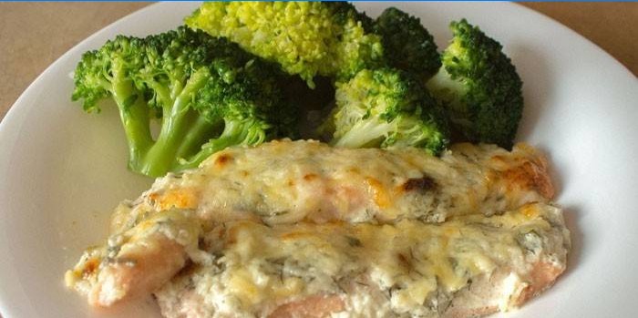 Lašiša grietinės ir brokolių padaže ant lėkštės