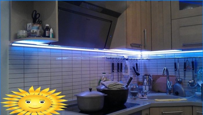 Apšvietimas po spintelėmis virtuvėje iš LED juostos