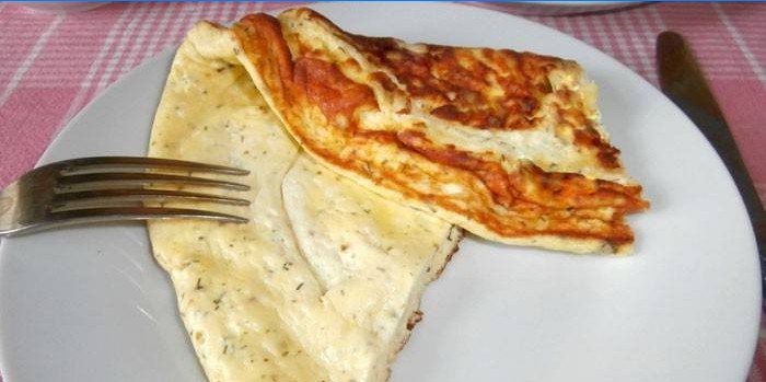 Diet omletą lėkštėje