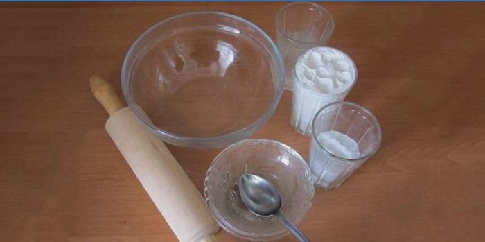 Druskos tešlos paruošimo ingredientai ir medžiagos