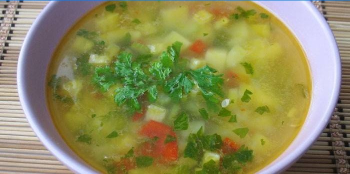 Daržovių sriuba lėkštėje