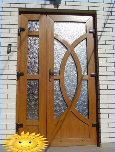 Dvigubos įėjimo medinės durys