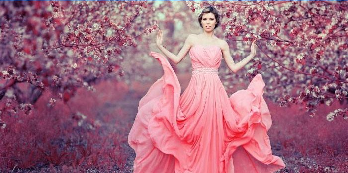 Mergina rožine suknele