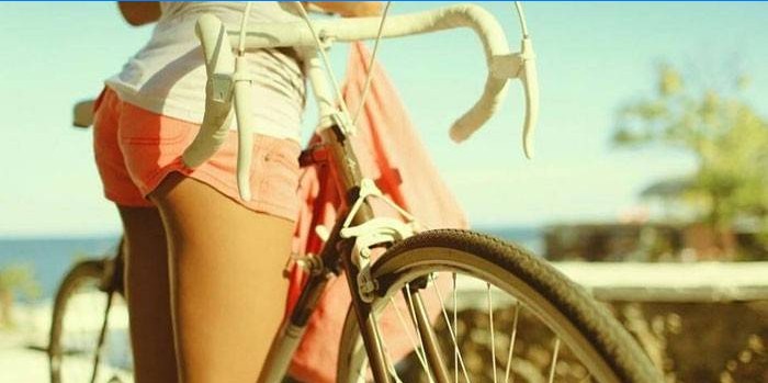 Mergaitė su dviračiu