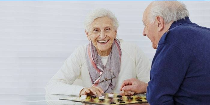 Senoliai mokosi gerai žaisti šaškėmis