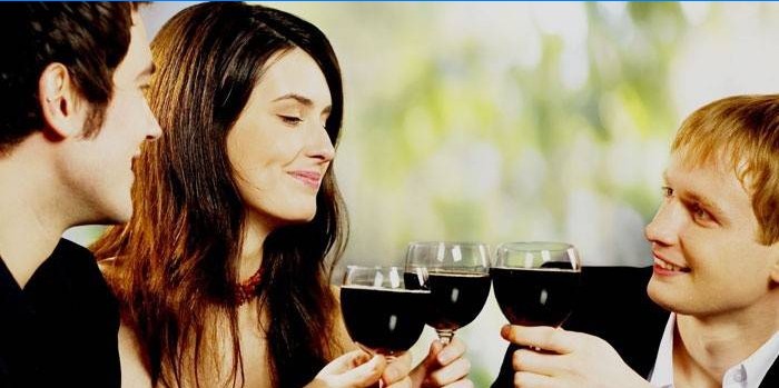 Vyrai ir moterys geria vyną