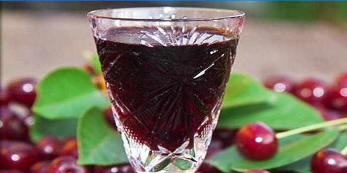 Vyšnių tinktūra stiklinėje
