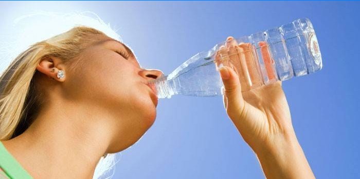 Mergaitė geria vandenį iš butelio