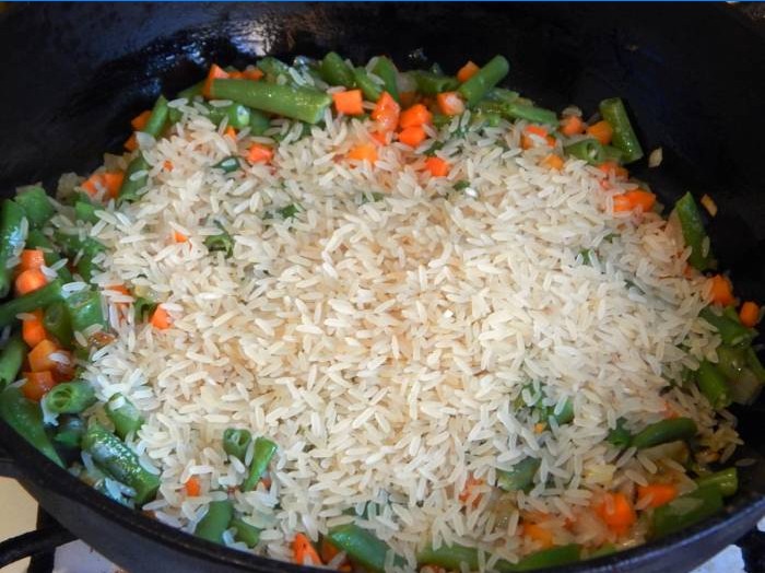 Į keptuvę su daržovėmis sudėkite ryžius