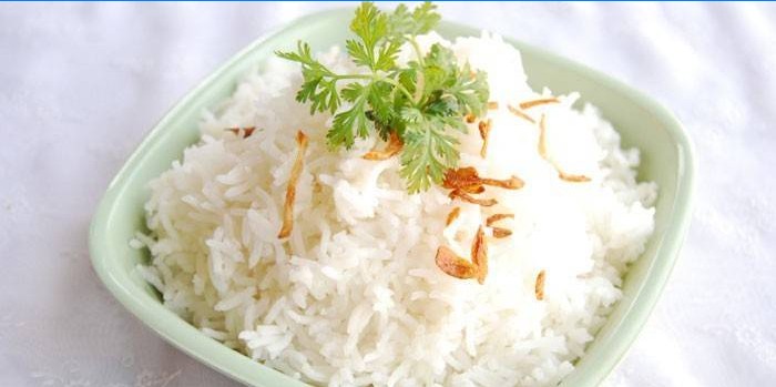 Basmati virti ryžiai lėkštėje