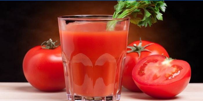 Pomidorų sultys į stiklinę