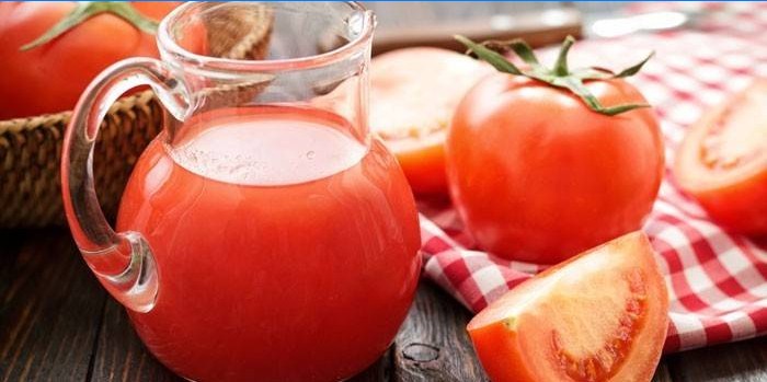 Pomidorų sultys indelyje ir pomidoras