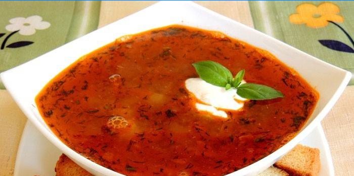 Pomidorų žuvies sriuba lėkštėje