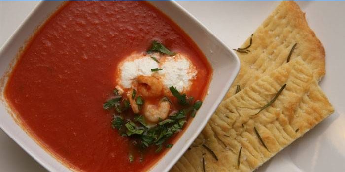 Aštrus pomidorų ir krevečių sriuba