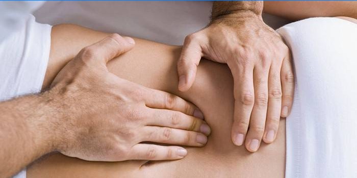 Vyras daro pilvo vidaus organų masažą