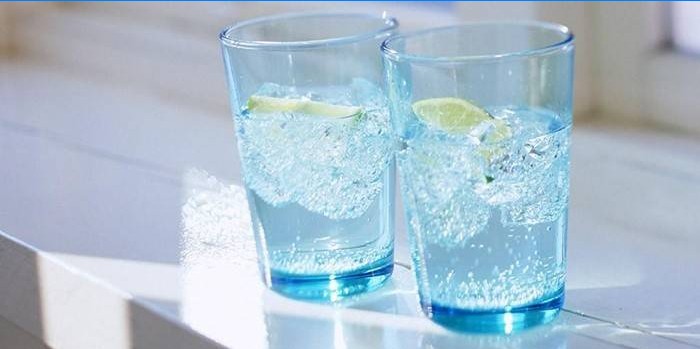 Stiklinės šalto vandens su citrina